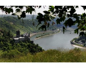 Die Burg Katz wurde um 1360-71 auf einem vorgeschobenen Felsen direkt neben dem berühmten Loreley-Felsen erbaut. Ursprünglich trug die Burg den Namen Burg Neukatzenelnbogen; der Volksmund hat diesen auf Burg Katz verkürzt. Zusammen mit der Burg Maus, sowie der auf der anderen Rheinseite gelegenen Burg Rheinfels, verstärkte die Burg Katz die Erbringung des Rheinzolls und diente dem Schutz des Ortes St. Goarshausen. Bild: Piel Media, Rheinland-Pfalz Tourismus GmbH